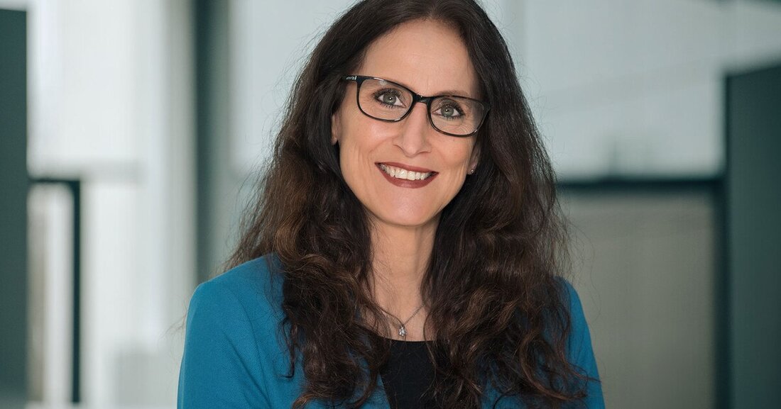 Auf der Fachmesse "Fensterbau Frontale" dreht sich vom 19. bis 22. März 2024 in Nürnberg alles um die neuesten Technologien zu Fenstern, Türen und Fassaden. Elke Harreiß, Leiterin der Veranstaltung, informiert über den aktuellen Stand der Vorbereitungen und über die Messehighlights.