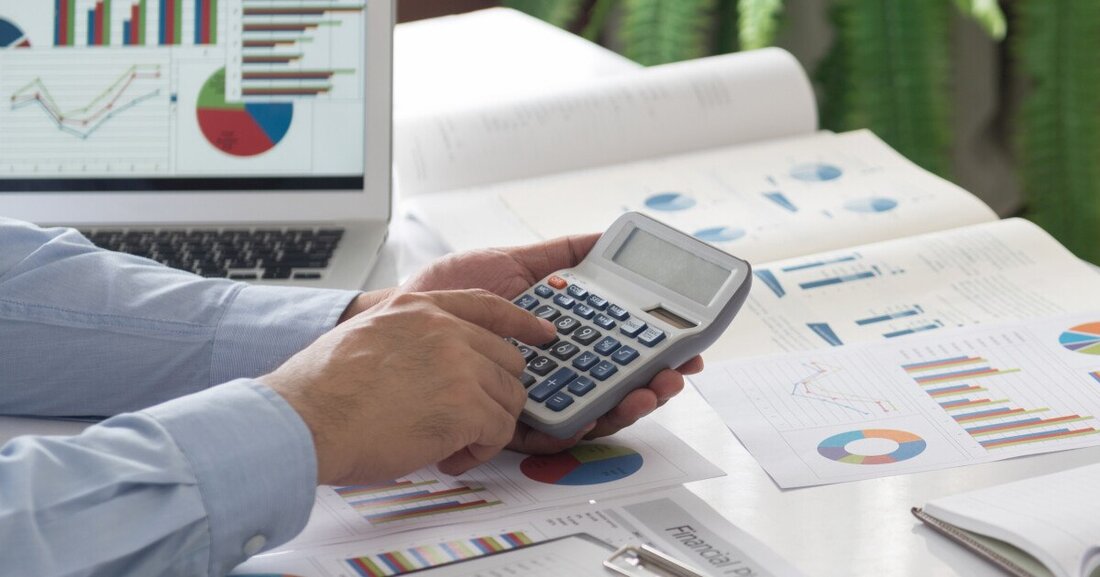 Trotz positiver Geschäftsentwicklungen stehen die Unternehmen kräftig auf der Kostenbremse, auch bei Zukunftsthemen.