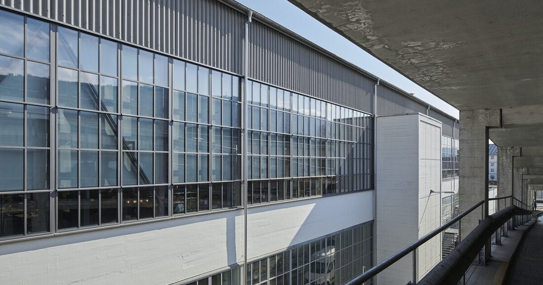 Energetische Sanierung der denkmalgeschützten Fassaden mit einem wärmegedämmten filigranen Profilsystem.