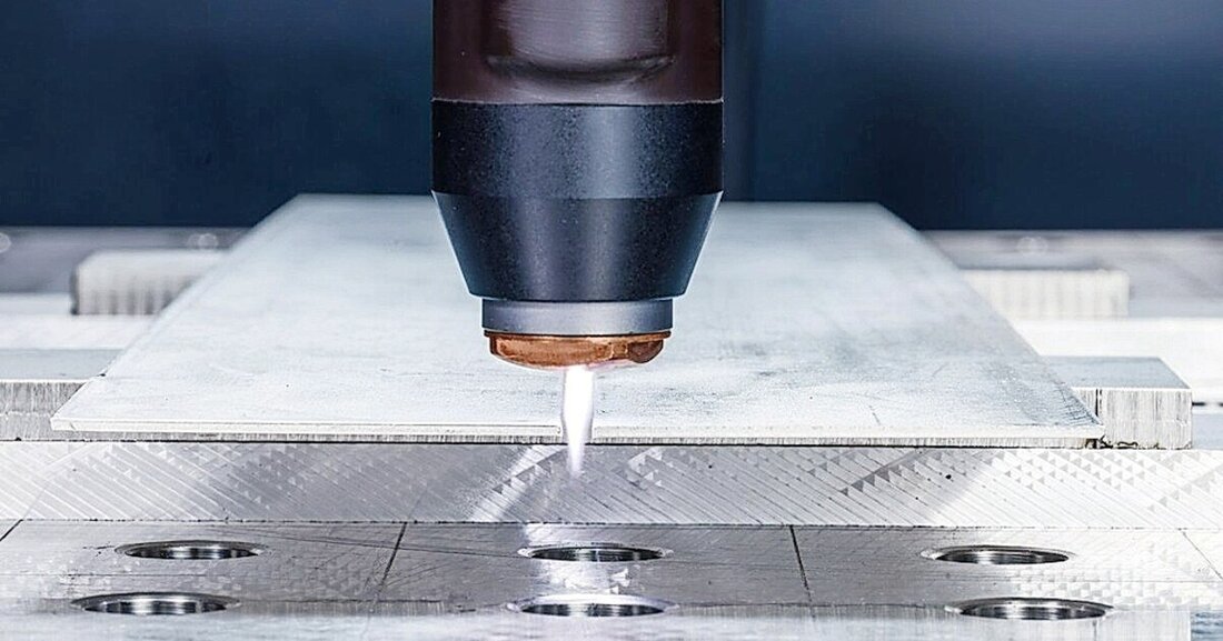 Reinigung von Metalloberflächen mit heiß-aktivem Plasma zur Vorbereitung von Beschichtungs- und Fügeprozessen.