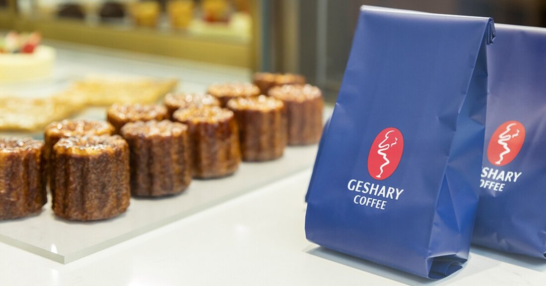 Der in Mailand lebende japanische Designer Takeda Katsuya entwarf für die Marke Geshary, die den exklusiven „Geisha-Kaffee“ vertreibt, deren erstes Café im Herzen von Tokio.