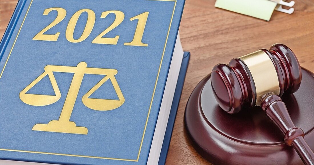 Mit der Erfindung der Silikatfarbe durch Adolf-Wilhelm Keim und deren Patentierung 1878 wurde ein Meilenstein im Bereich der Anstrichstoffe gesetzt. Silikatfarben begleiten die Architekturgeschichte des 20. und 21. Jahrhunderts: vom Historismus über den Jugendstil und das Bauhaus bis zu den spektakulären dekonstruktivistischen Bauwerken der Gegenwart. Sie begeistern seit Generationen Architekten, Handwerker und Künstler, und finden überall dort Anwendung, wo hohe ästhetische, gesundheitliche und bauphysikalische Ansprüche an Architektur und Farbe gestellt werden. Aus gestalterischer, ökologischer wie auch aus bauphysikalischer Sicht gewinnt die richtige Wahl des Oberflächenmaterials zunehmend an Bedeutung. Algenbildung auf WDVS, frühzeitiges Abwitterungsverhalten, Verschmutzungsneigung von Anstrichen, Feuchtehaushalt von Fassaden, Schimmel,..