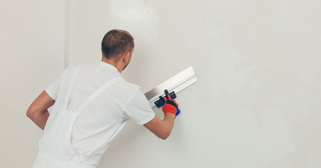 Mit der neuen Universalspachtelmasse Ardex A815 können Wand- und Deckenflächen einfach und schnell verspachtelt werden.