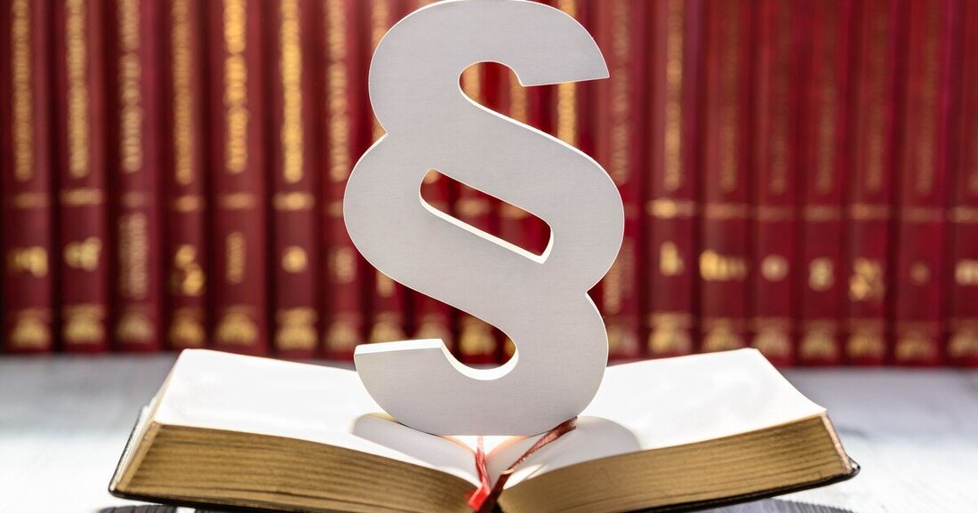 Wichtiges Werkzeug oder lästiges Übel? Viele Tischler*innen sind mit der Vielzahl an Normen und Verordnungen überfordert.