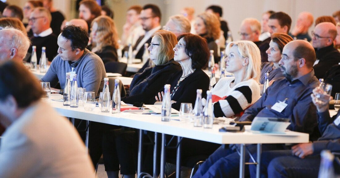 Das neue Konferenzformat "glasstec Update" richtet den Fokus auf die Megatrends Klimaneutralität und Dekarbonisierung.