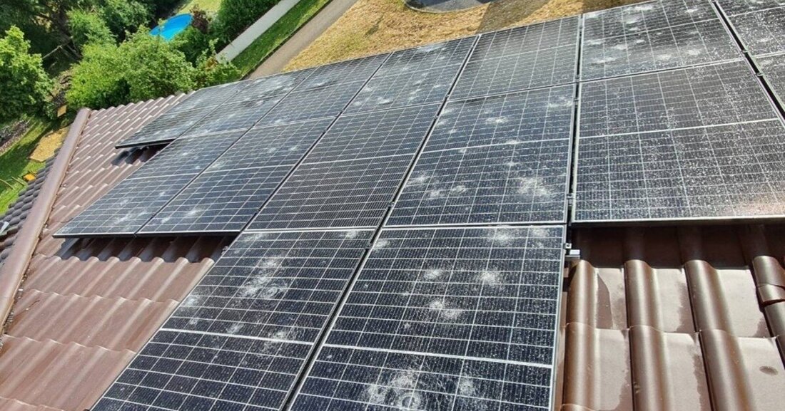 Solaranlagen sind bei Hagelunwettern sehr gefährdet, da die Module auf Dachflächen besonders exponiert sind.
