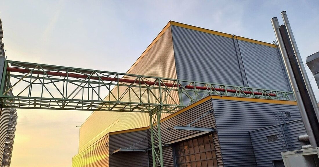 Hartl Metall baute eine neue Stahlbrücke für Fördertechnik bei seinem neuen Nachbarunternehmen packit!.