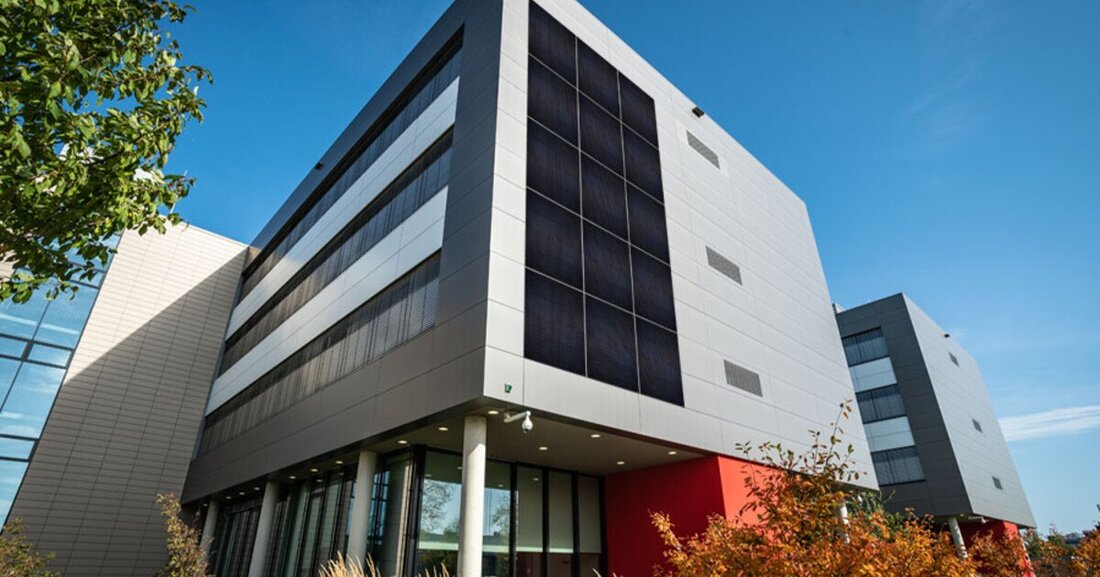 Mit dem Photovoltaik-Fassadensystem friSolar wall lassen sich neue als auch bestehende Gebäude ausrüsten und können somit ihre Energiebilanz aufwerten.