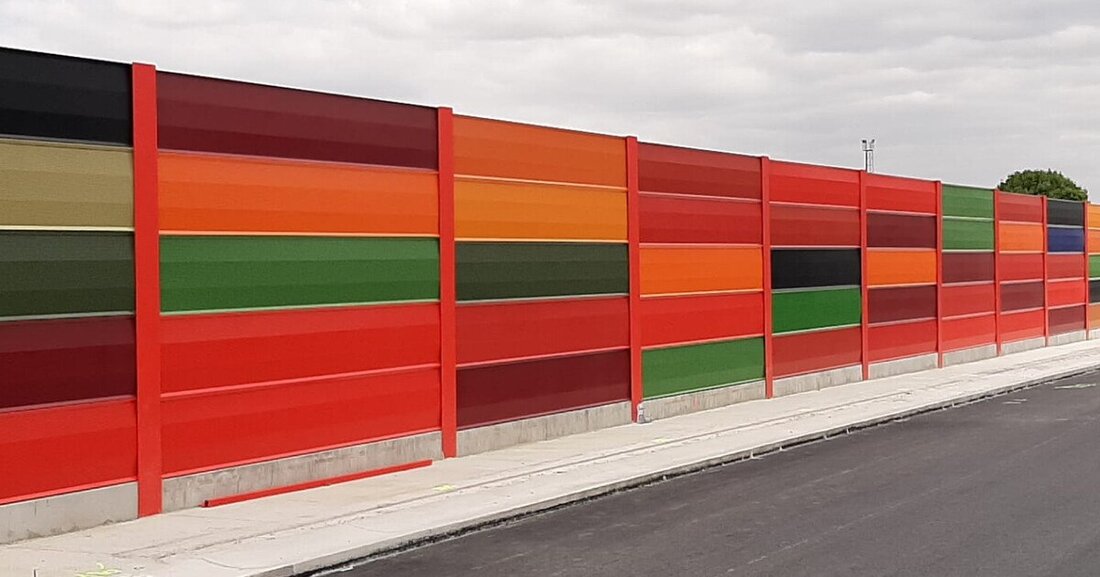 Sie sind robust, langlebig und flexibel ausführbar: Lochbleche werden für zahlreiche Anwendungen im Bauwesen und bei Gebäudefassaden genutzt.