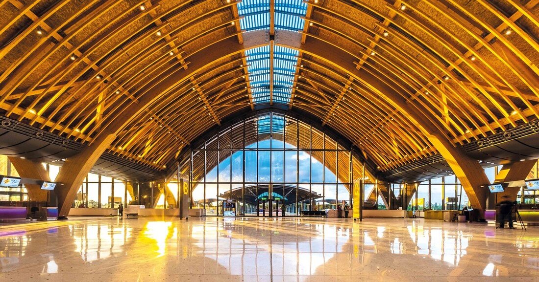 Selten bringt man Holz in Zusammenhang mit Bauwerken großer Dimensionen und komplexer Konstruktionen. Doch Holz ist Hightech.