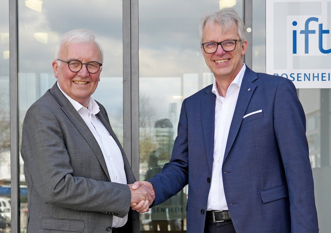 Prof. Jörn P. Lass übergibt die Institutsleitung an Prof. Dr. Winfried Heusler und fokussiert sich auf die Normungsarbeit.