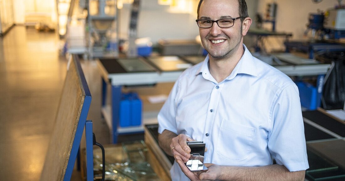 Frank ist technischer Entwickler und feilt an Feinheiten, um Glasbeschläge zu optimieren. Er erzählt von seiner Arbeit.