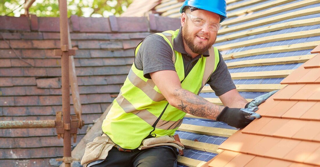 Die neuen Vorbereitungskurse für Dachdecker*innen und Bauspengler*innen machen fit für die Meisterprüfung.