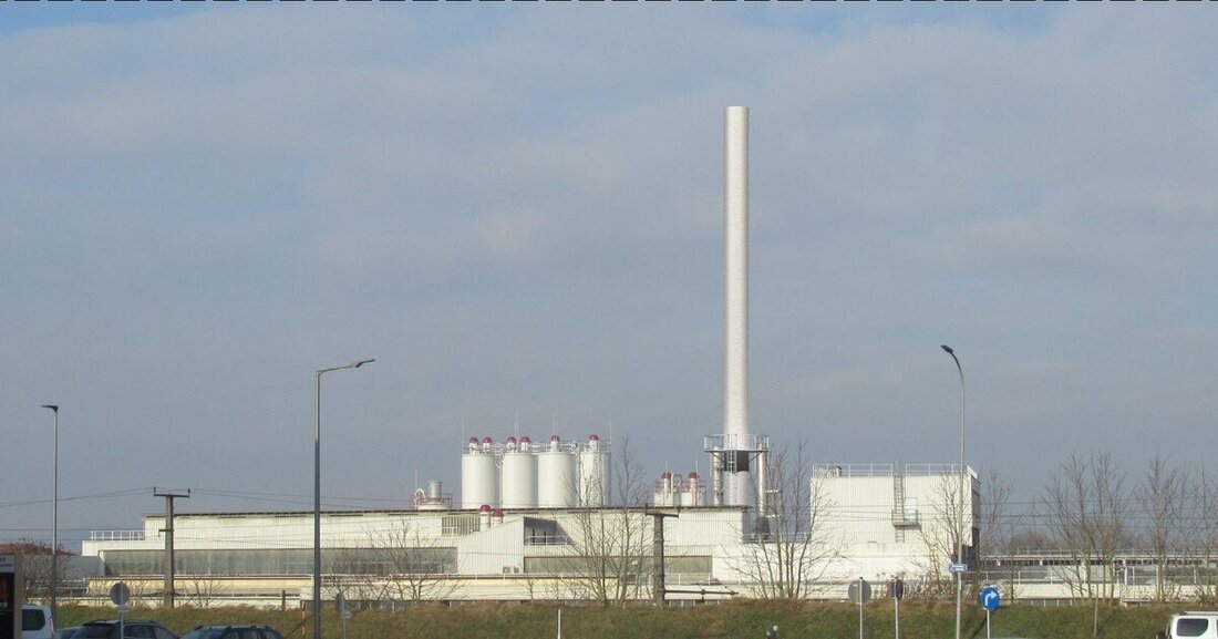 Büsscher & Hoffmann errichtet einen 50 Meter hohen Kamin zur Verringerung der Emissionen am Werksgelände Enns.