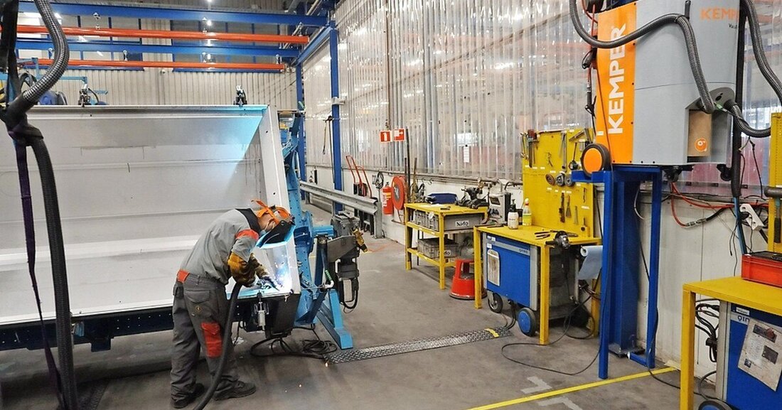 Wie in einem holländischen Metallverarbeitungsbetrieb mit integrierten Brennerabsaugungssystemen geschweißt wird.