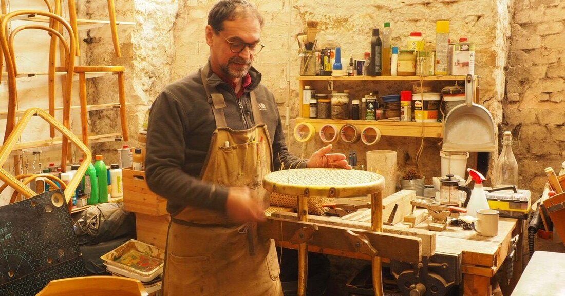 Tischlermeister Gerhard Stöglehner ist seit 2016 selbständiger Sesselflechter und ein begehrter Experte auf seinem Gebiet.