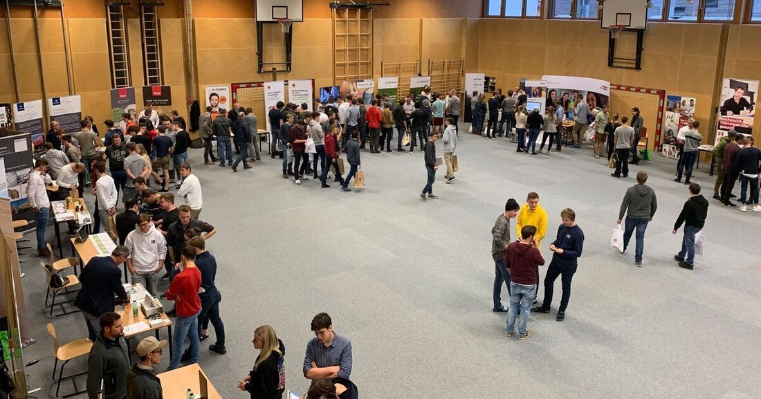 Arbeitgeber und zukünftige Arbeitnehmer in der Holzbranche kamen am 23. November am HTK Kuchl zu Gesprächen zusammen.