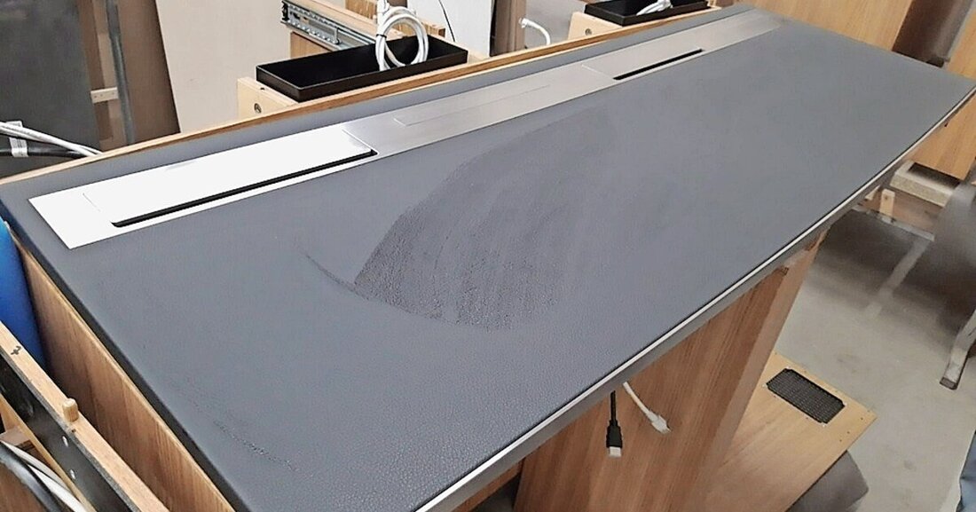 Die Arbeitstische im neu eröffneten Sitzungssaal sind Hightech-Möbel aus der Zusammenarbeit mehrerer Gewerke.