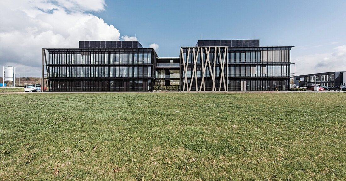 Die Aluminiumzargen unterstreichen die minimalistische Formensprache des neuen Bürogebäudes "Mikado" in Friedrichshafen.