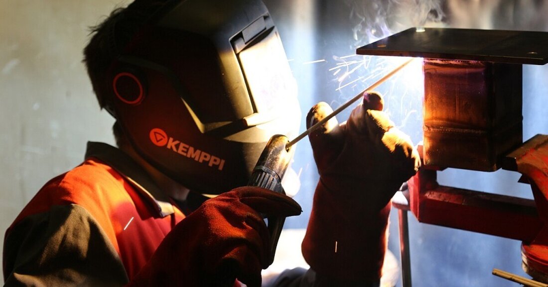 Die Beschäftigten der Metallindustrie erhalten künftig im Schnitt sieben Prozent mehr Lohn. Im Gewerbe steigt der Mindestlohn um acht Prozent