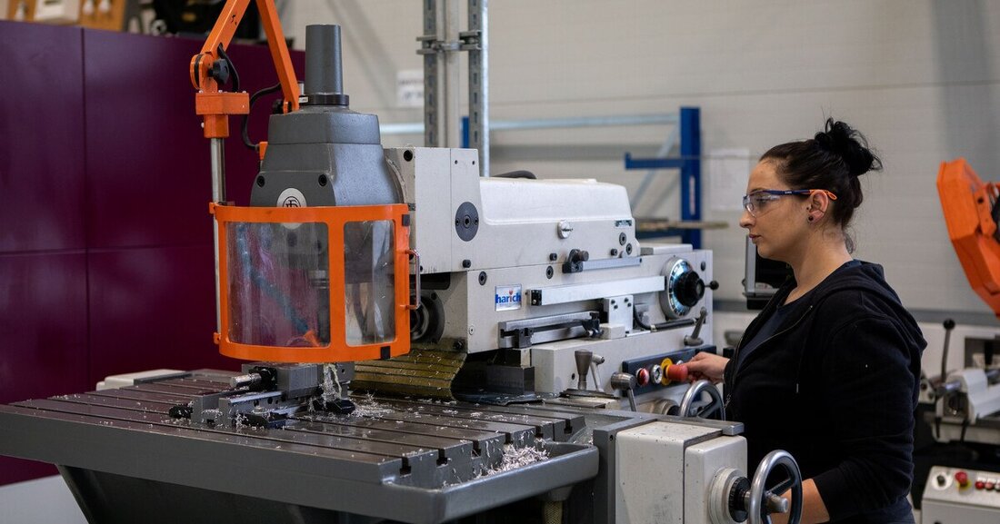 Kürzlich fand die erste Lehrabschlussprüfung für den Lehrberuf Glasverfahrenstechnik in der Flachglas-Veredelung statt.