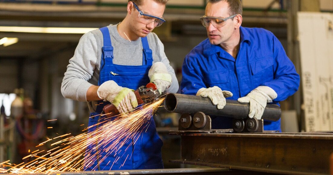 Zwei Umfragen zeigen, an welchen Schrauben gedreht werden muss, um die Lehre für die Fachkräfte von morgen zukunftsfit zu machen.