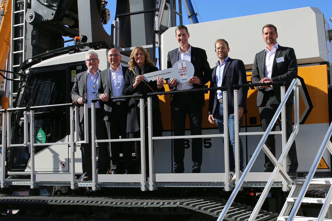 Liebherr hat seinem Kunden Max Bögl Transport und Geräte den Schlüssel für ein neues Bohrgerät LB 55 auf der Bauma überreicht.