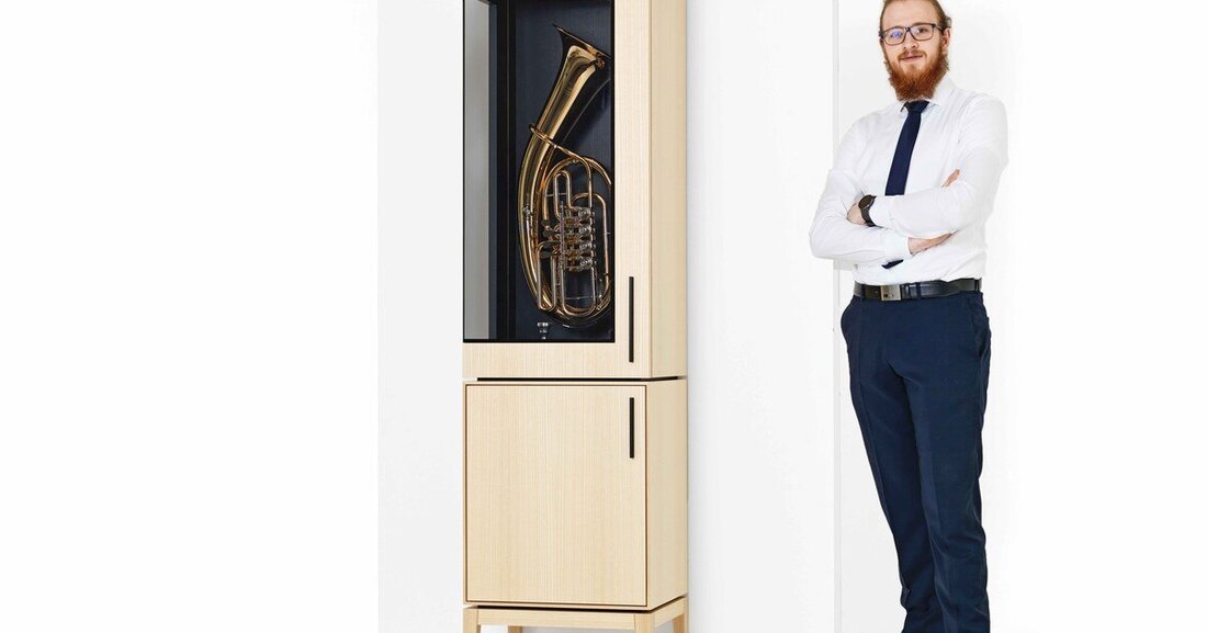 Jakob Lindorfer schuf mit seiner "BrassBox" ein adäquates Präsentationsmöbel für sein Lieblingsinstrument.