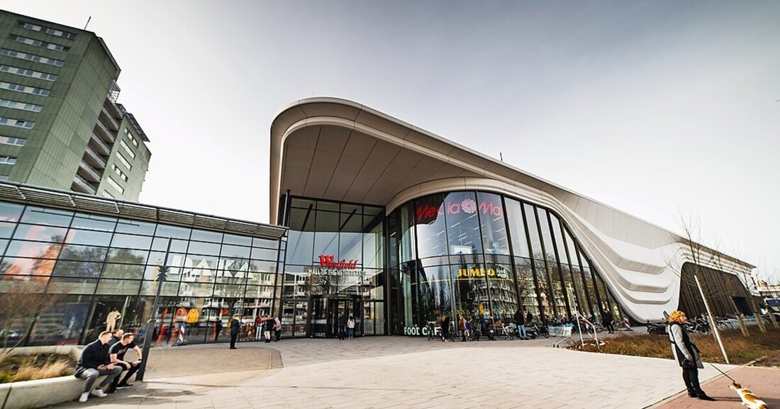 Die Inspiration für die Optik der Fassade dieses Einkaufszentrums in Leidschendam (Niederlande) stammt von einem Bild von Naomi Campbell, auf dem sie mit einem Schal drapiert zu sehen ist.