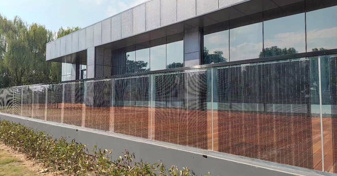 Glas Marte kombiniert sein Glasgeländer mit Photovoltaik und verbindet damit Ästhetik, Absturzsicherung und Klimaschutz.