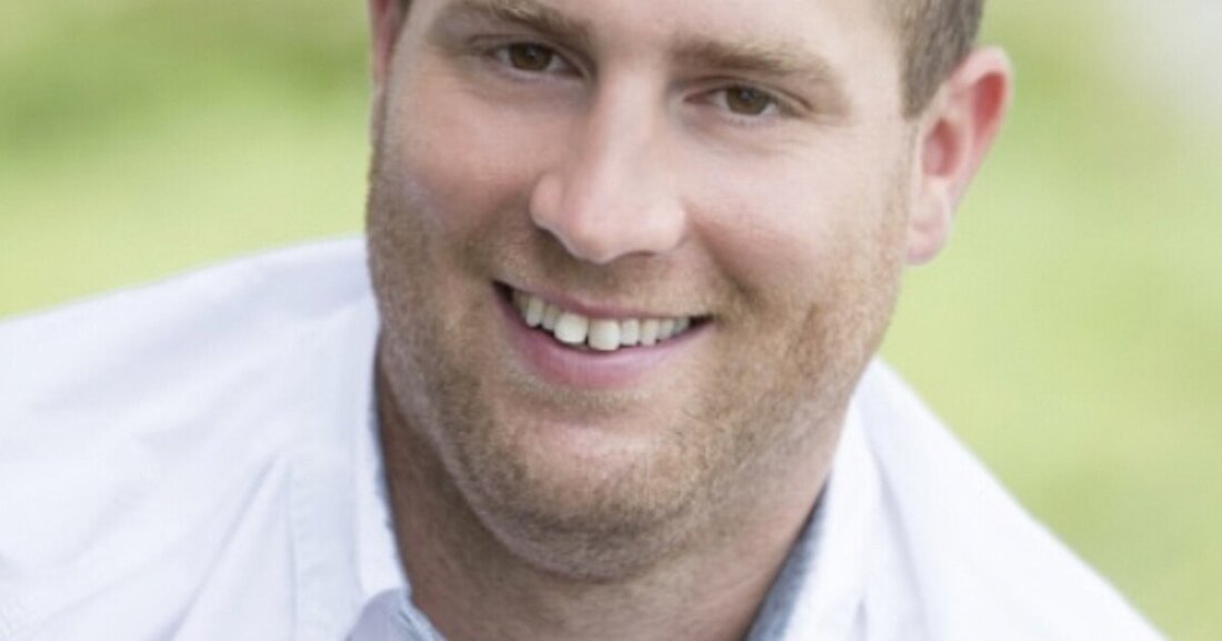 Glasermeister Marton Simonics ist seit diesem Jahr der neue Bundeslehrlingswart der Glasbautechniker*innen.