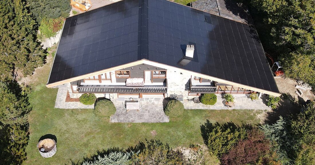 Solardächer bieten auch Hagelschutz. Ein Schweizer Solardachsystem wurde mit der höchsten Hagelschutzklasse ausgezeichnet.