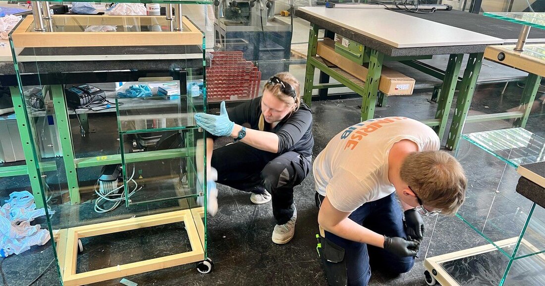 Im beliebten Meisterkurs 2025 für Glasbautechniker*innen gibt es aktuell noch einige Restplätze.