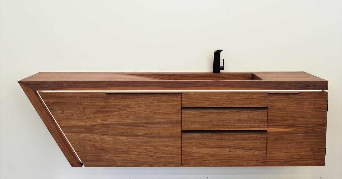 Maximilian Aigners Waschtisch in edlem Nussbaum-Holz punktet mit geradliniger Gestaltung. Das Möbel war heuer auch im Rahmen der Tischlermeistergalerie im Lignorama ausgestellt.