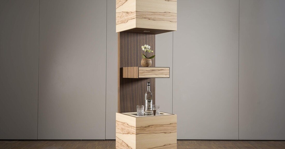 Die vertikale Schnapsbar von Maximilian Ebert gibt über zwei Schiebelemente unterschiedliche Funktionen frei.