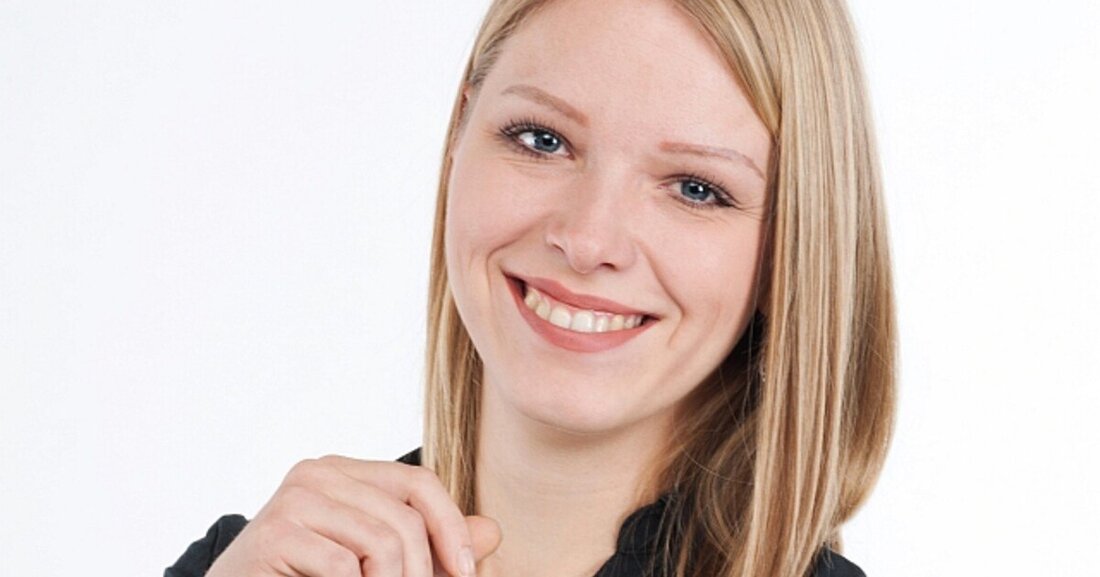 Metalltechnikerin im Porträt: Seit 2015 ist Anna-Maria Kropfitsch erfolgreich als Handgraveurin tätig. Ihr Hauptaugenmerk liegt auf Waffenund Messergravuren.