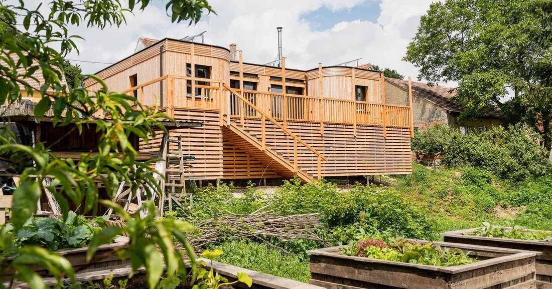 Wohnwagon baut seit zehn Jahren autarke Tiny Houses, nun wurde das Angebot um individuelle Modulhäuser aus Massivholz erweitert.