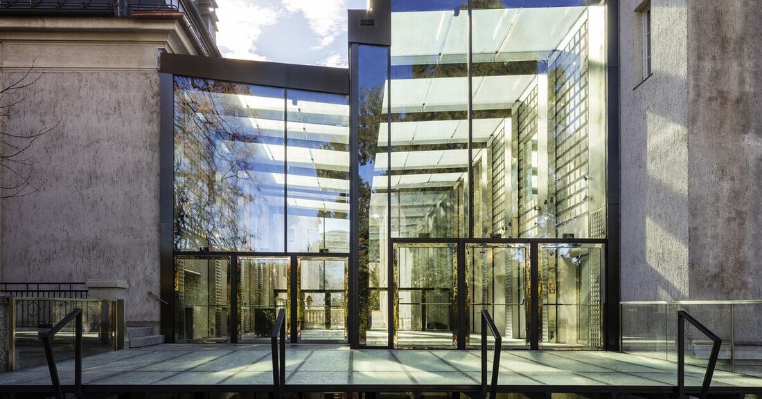 Der Gebäudekomplex des Salzburger Mozarteums wird mit einem einem Neubau aus Stahl und Glas verbunden.