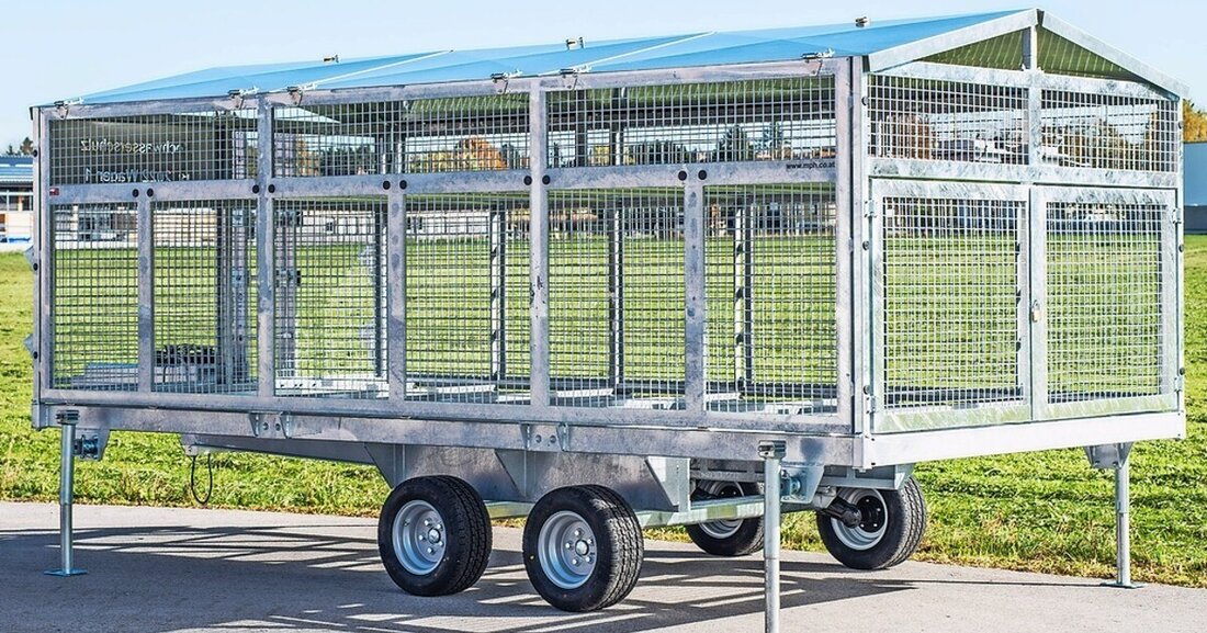 Zwei Anhänger als Lager für die Aluminiumelemente des mobilen Hochwasserschutzes.