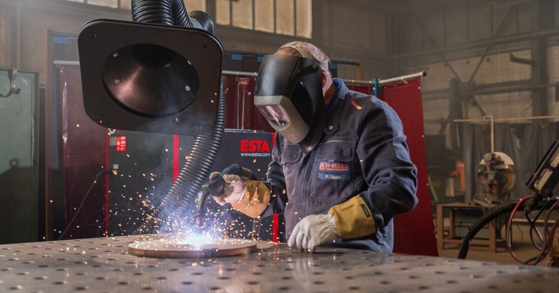 Schweißrauch verursacht hohe Belastungen und gilt seit Jahren als krebserregend. Maßnahmen zur Vermeidung und Absaugung sind daher erforderlich.