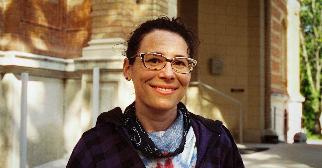 Metalltechnikerin im Porträt: Handwerkliches Geschick, Neugier, Ordnungsliebe und Teamgeist sind Stärken von Denise Lombardo. Diese bringt sie bei Kolesa Stahl und Metallbau ein.