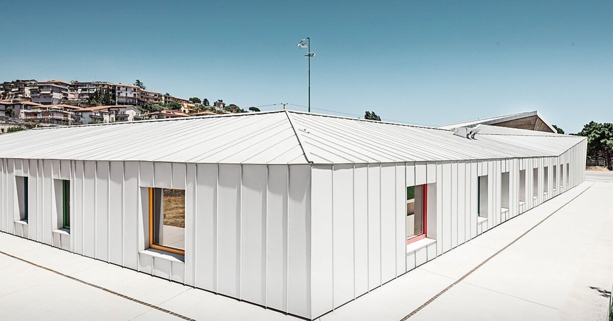 Eine weiße Umarmung aus Aluminium