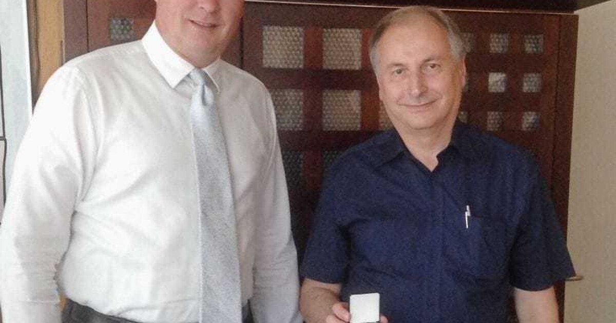 Robert Melcher erhält AOT-Ehrenzeichen