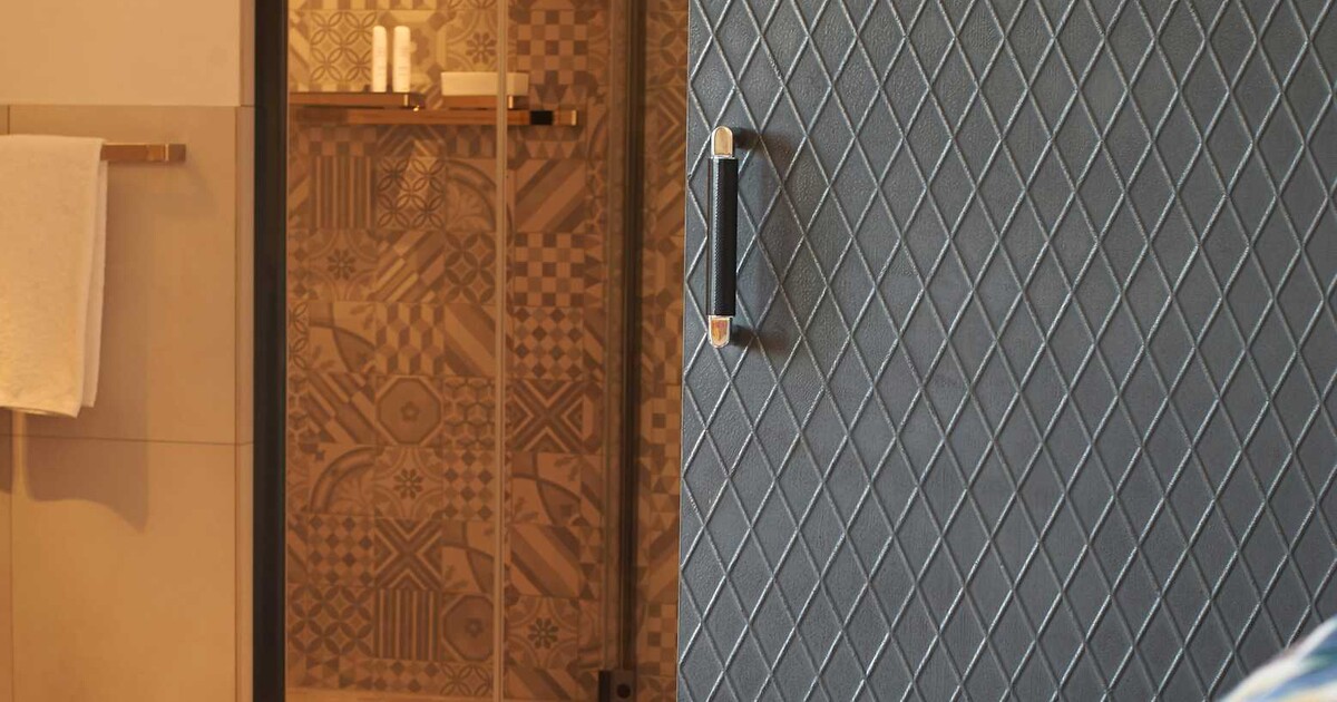 Fast wie echt: Beton-, Stahl- &amp; Lederdekore