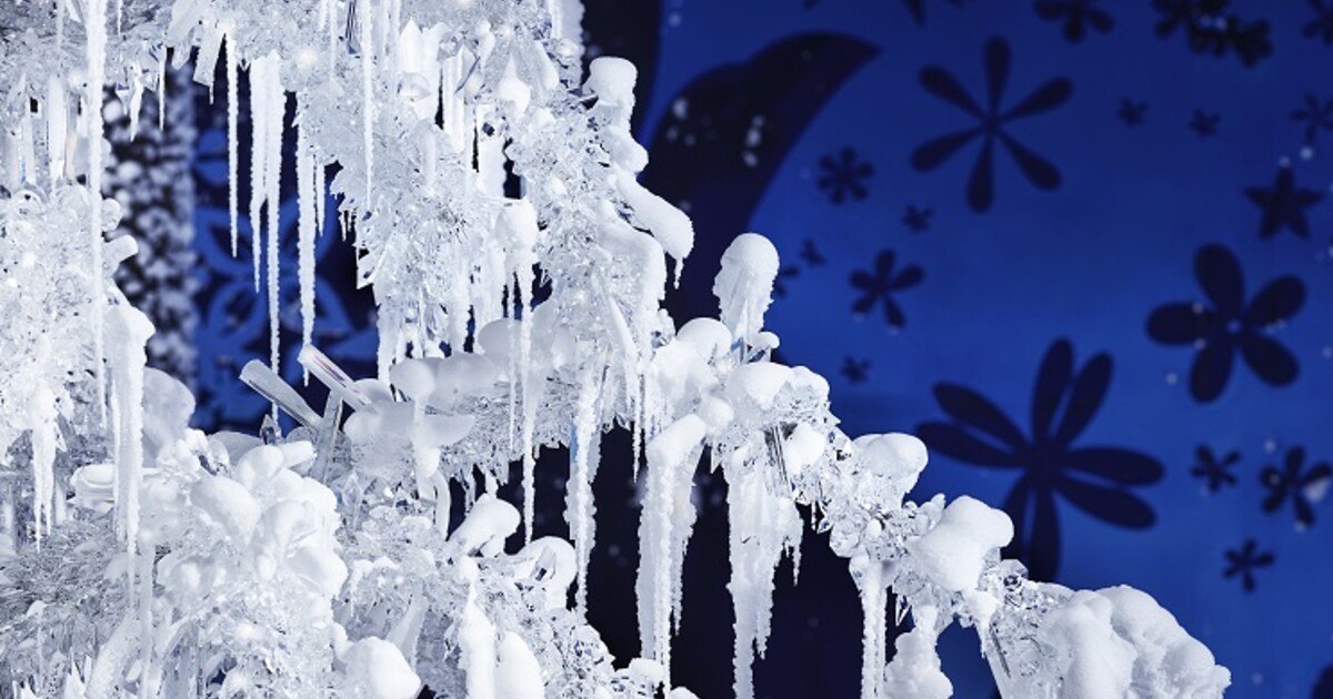 Echter Schnee fällt in den Swarovski Kristallwelten