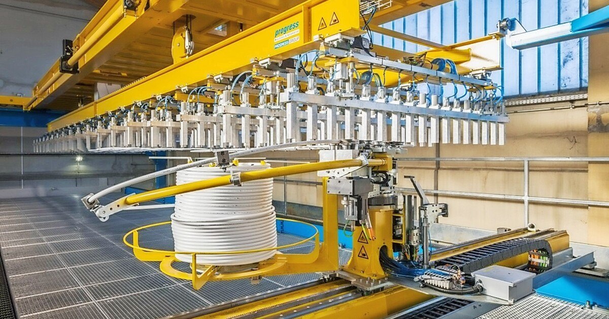 Roboter automatisiert die Verlegung von Aluverbundrohren