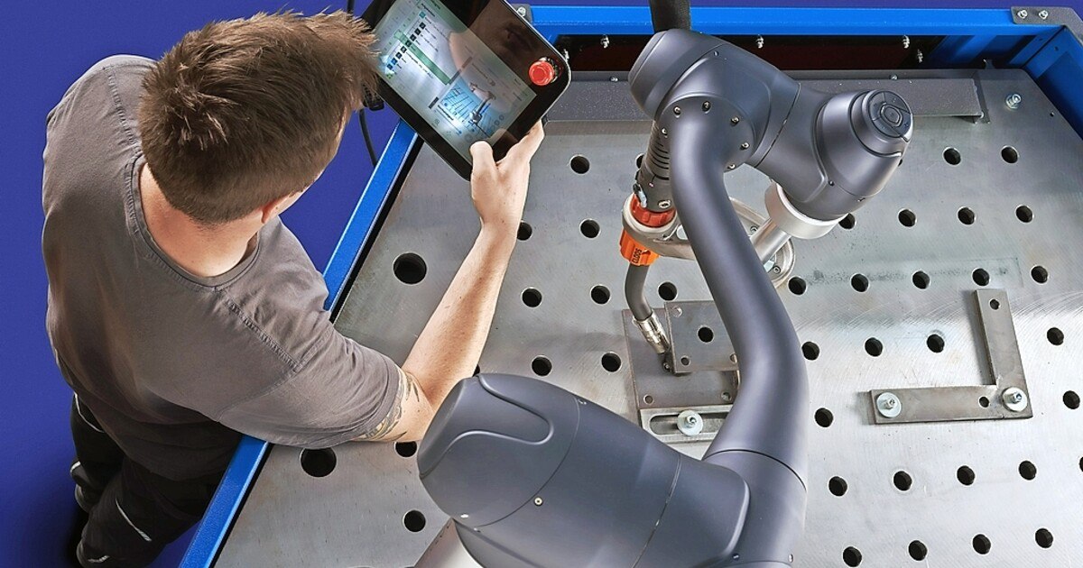 Der „Cobot“ führt den Brenner