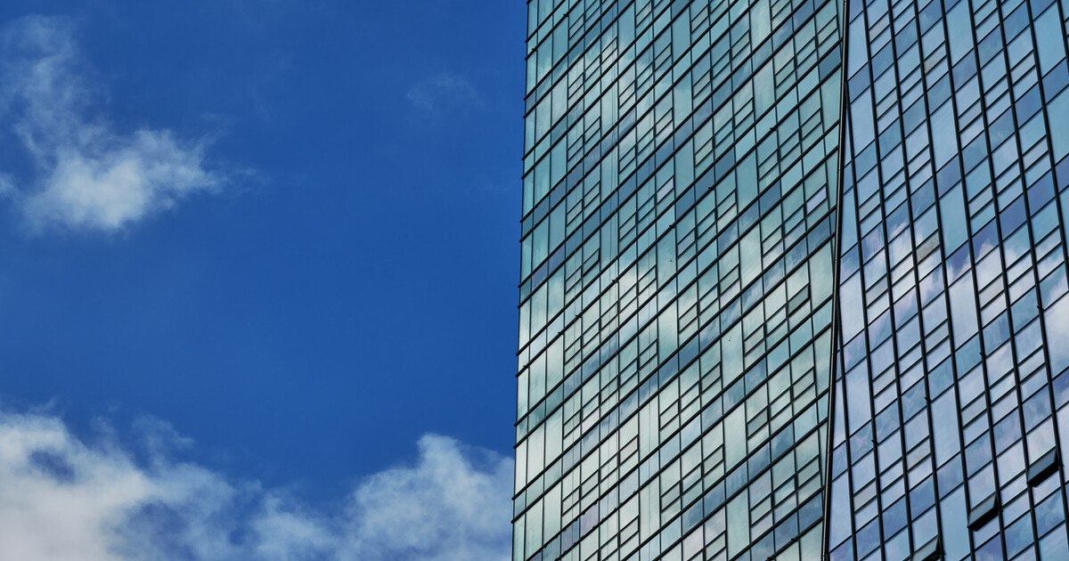 Nivy Tower in Bratislava: Fassade mit Farbenspiel