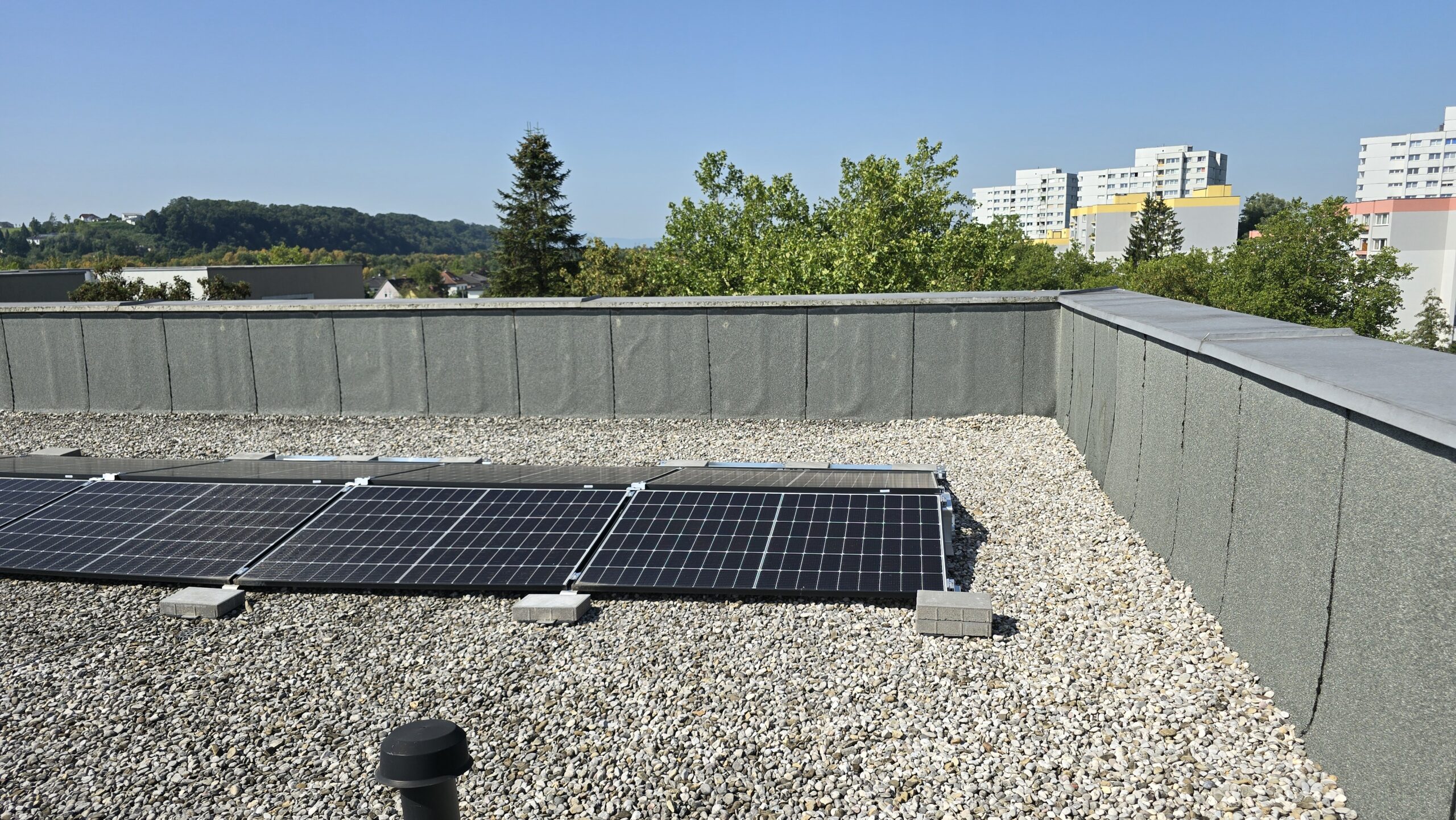 Einfluss von Photovoltaikanlagen auf Flachdachabdichtungen