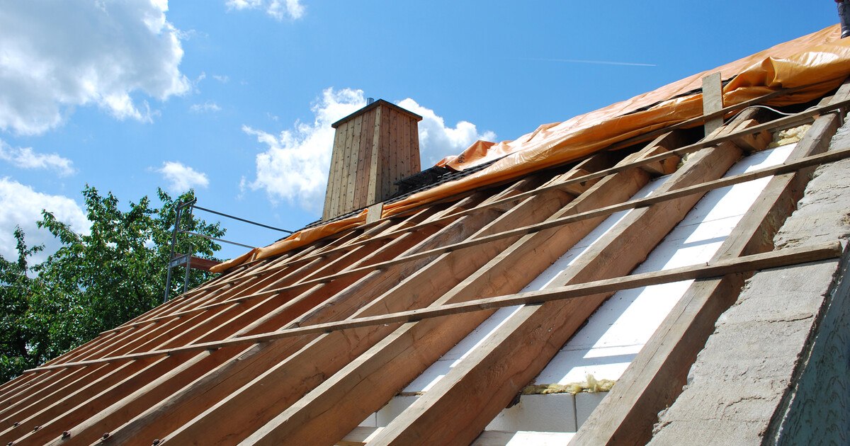 Neues Dach auf altem Haus